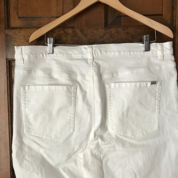 DG2 by Diane Gilman White 5-Pocket Cropped Jeans Size 18W - Picture 10 of 15